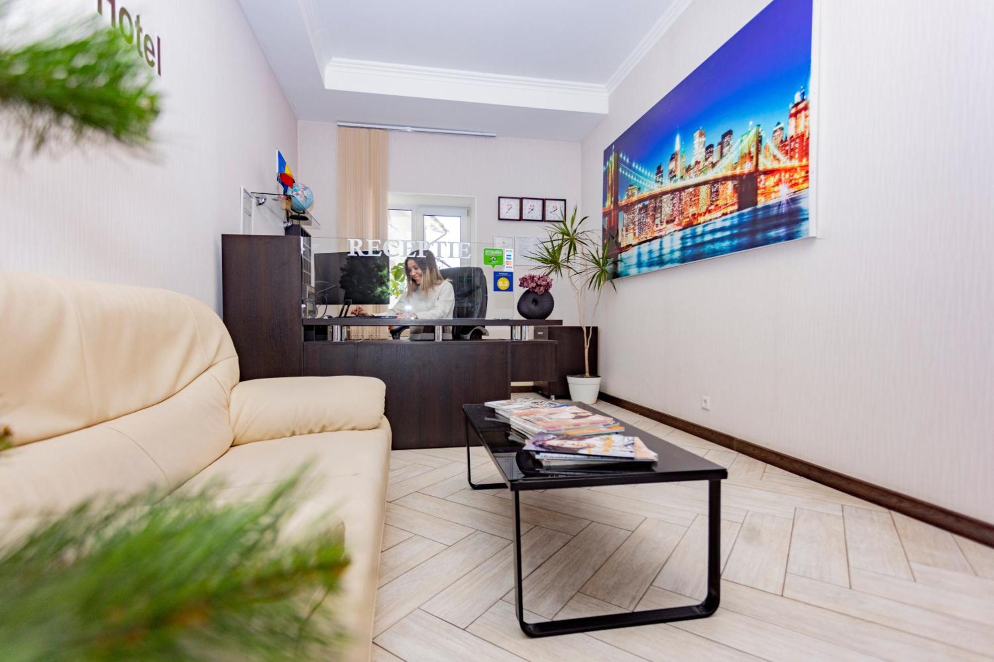 Lolo Hotel คีชีเนา ภายนอก รูปภาพ